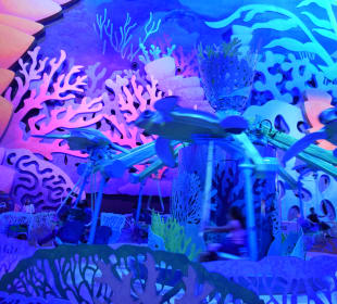 Futuristischer Bereich mit Fahrgeschäften