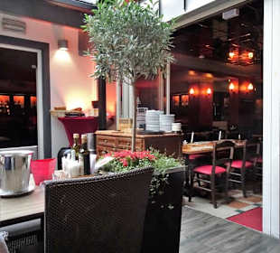 Im Innenhof des Restaurants XII Apostel