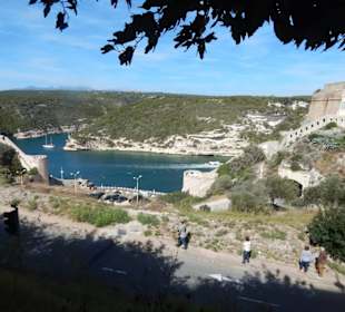Blick von Altstadt über Festungsmauer zur Hafenein