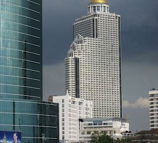 Das Lebua Hotel vom Chao Phraya aus...