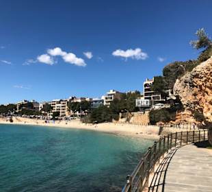 Bucht mit Strand und Felsen