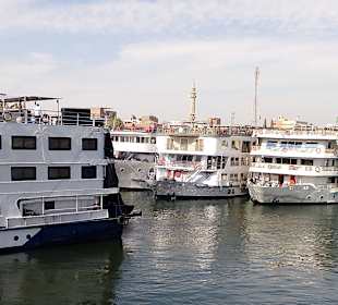 Kreuzfahrtschiffe auf dem Nil