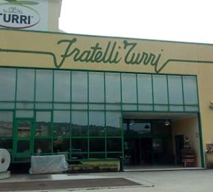 Hauptgebäude und Verkaufsraum