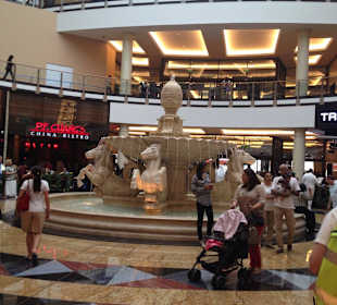 Ein Eingang von der Mall of the Emirates