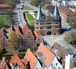Holstentor vom Turm der St-Petri-Kirche