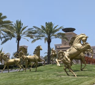 Auffahrt goldene Pferde