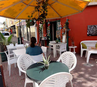 Blick auf die Außenplätze des Restaurants