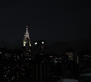 Chrysler Building bei Nacht vom Wasser aus