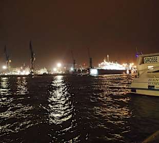 Blick von den Landungsbrücken zum Dock