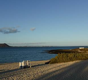 Kleiner Ortsstrand bei Sonnenuntergang