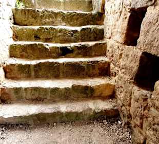 Massive Steintreppen