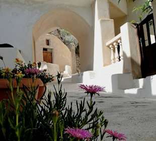 Kamari. Kapliczka na końcu plaży.