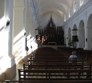Blick durch das Hauptschiff zum Altar