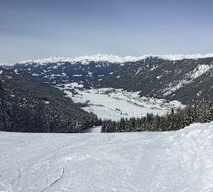 Blick auf den See (Eislaufloipe) von der Skipiste aus