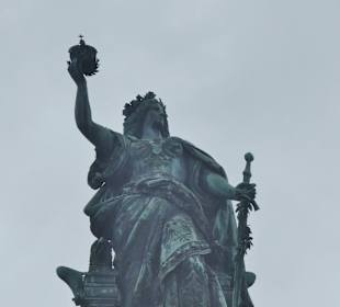 Beim Niederwalddenkmal oberhalb vom Rhein