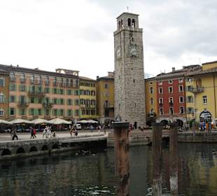 Platz Tre Novembre mit Torre Appanale