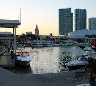 In der Dämmerung mit Blick auf Downtown