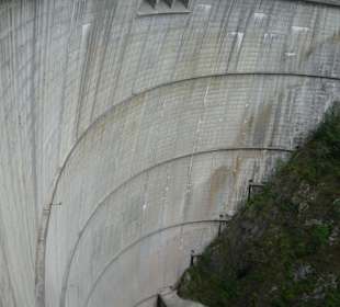 Staumauer / Staudamm - ca 10 min Fahrweg