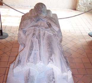 Tumba dentro del castillo