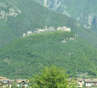 Burg Besano über dem Etschtal