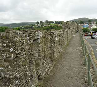 Auf der Stadtmauer in Conwy