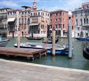 Gondeln auf dem Canale Grande