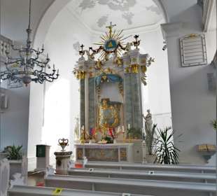Im Hauptschiff mit Blick zum Altar
