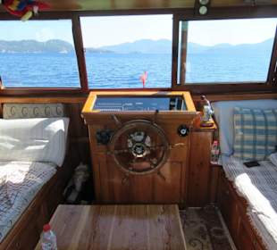 Mit dem grossem Boot zum Umsteigepunkt