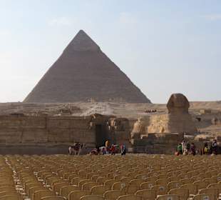 Alte Steine aufgetürmt mit Skulptur