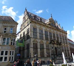 Schöner Markplatz am Rathaus