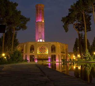 Bagh-E Dolat Abad nocą