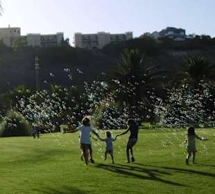 Kinder freuen sich über Seifenblasen