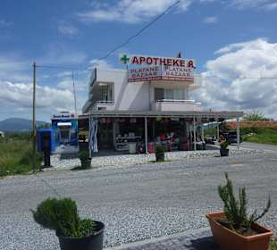 Gebäude mit Apotheke und Geldautomat