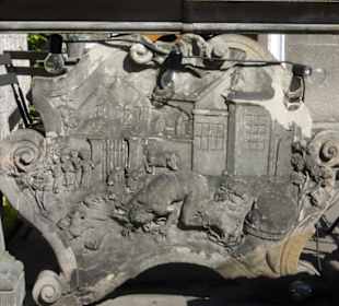 Ul. Św. Ducha: Beischlag mit Steinrelief