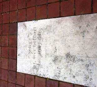 Alte Grabplatten auf dem Weg