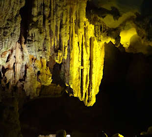 Verschieden Steinformationen in der Höhle