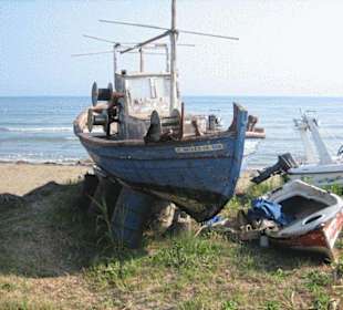 Geen zeewaardig jacht! Op het strand nabij Roda