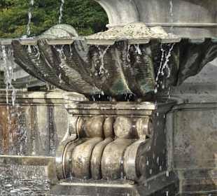 Ansichten des Marcus-Brunnen im Bürgerpark