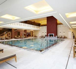 Innenpool-Bereich mit Galerie