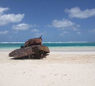 Der "vergessene" Panzer am Flamenco Beach