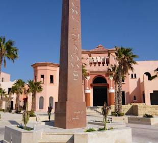 Haupteingangsbereich mit Vorplatz