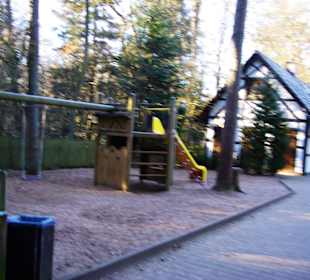 Kinderspielplatz rechts Bierbänke