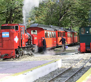 Ein Zug kommt in den Bahnhof