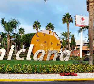 Skulptur mit dem Schriftzug Chiclana