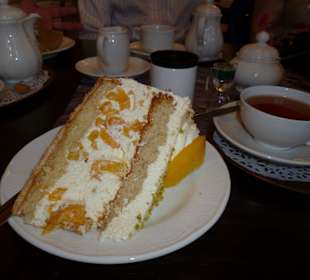 Pfirsich-Sahne-Torte im Stadt-Café