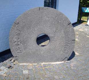 Ein Mühlenstein als Grabstein 