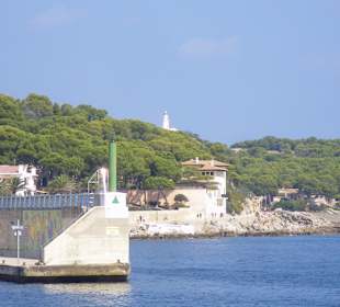 Hafenmauer und Leuchtturm von Cala Ratjada