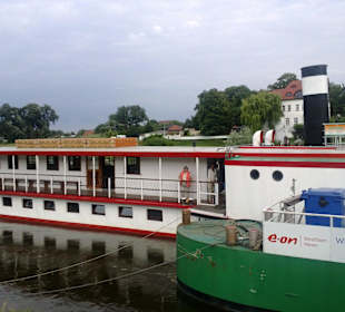 Raddampfer von der Seite