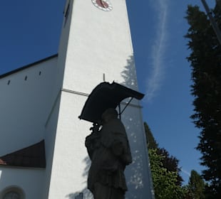 Der Hl. Nepomuk vor der Kirche Johannes Baptist