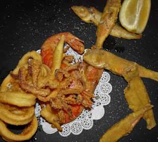 Frittierte Meeresfrüchte und Fisch